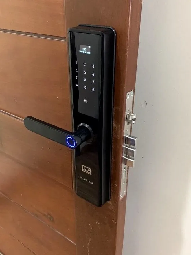 Cerradura electrónica instalada en puerta de madera con marco reforzado